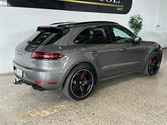 2018 Porsche Macan - Thumbnail